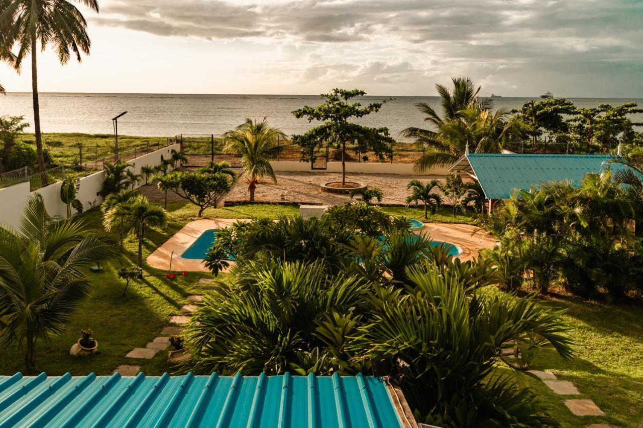Stella Marris Beachfront Villa Pointe aux Sable Экстерьер фото